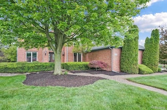 34301 W Hill Dr, Chesterfield, MI 48047