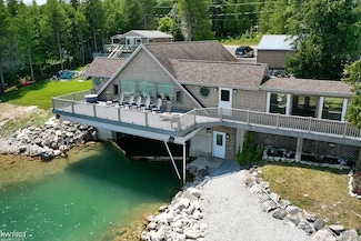 1422 Sims St, de Tour Village, MI 49725