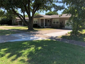 641 N Broadway, Edmond, OK 73034