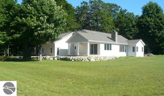 1227 Beechnut Ln Unit 21, Kewadin, MI 49648