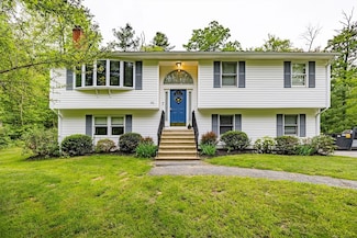 82 Mumford St, Douglas, MA 01516