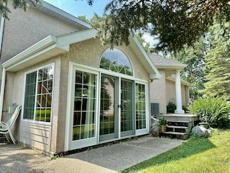 2217 10th Ave SE, Willmar, MN 56201