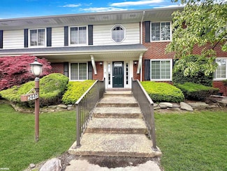 2449 Mulberry Square, Bloomfield Hills, MI 48302