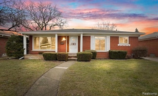 28876 Palm Beach Dr, Warren, MI 48093