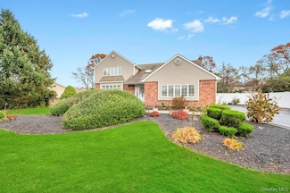 9 Kimberly Ave, Farmingville, NY 11738