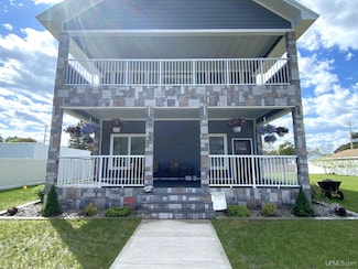 1812 Lake Shore Dr, Escanaba, MI 49829