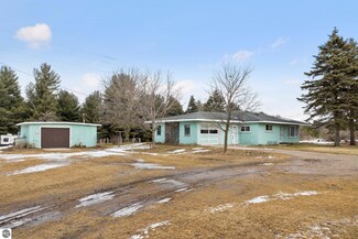 6478 Us Highway 31, Grawn, MI 49637