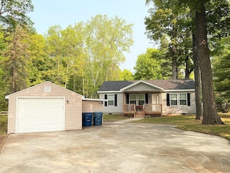 4851 N Verity Rd, Sanford, MI 48657