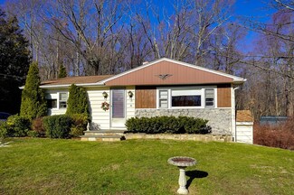 15 Overdale Pkwy, Hopedale, MA 01747