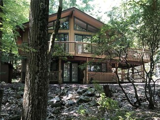 15 Mountain Ash Rd, Lake Harmony, PA 18624
