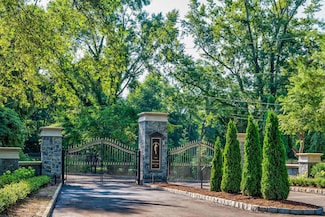 168 Hegemans Ln, Old Brookville, NY 11545