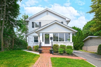 46 Gilbert St, Northport, NY 11768