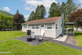 18 N 3rd St, Waterville, PA 17776