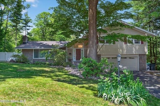 2295 Pinehaven Dr, Schenectady, NY 12309