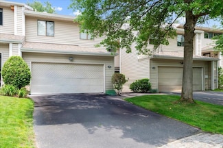 26 Chestnut Ln, Woodbury, NY 11797