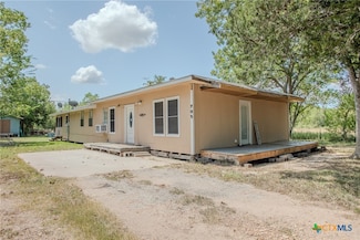 705 W Ash St, Edna, TX 77957