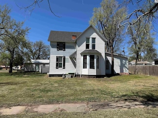 121 E 12th St, Larned, KS 67550