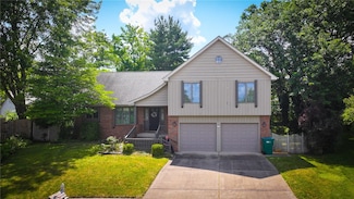 1225 W Pineview Ct, Decatur, IL 62526