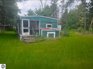 795 E Arnold Lake Rd, Harrison, MI 48625