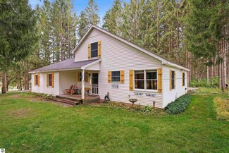 112 Greenridge Dr, Cadillac, MI 49601