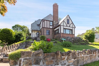 93 Petersville Rd, New Rochelle, NY 10801