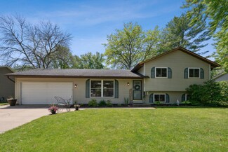 2533 Hawthorne Ln, Stillwater, MN 55082