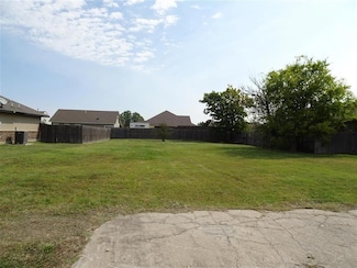 1608 Penn Ln, Moore, OK 73160