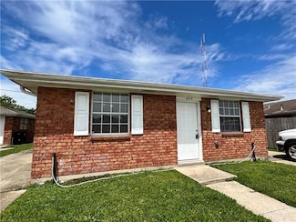 425 Dubarry St, Chalmette, LA 70043