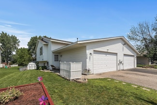1538 Mcintosh Cir, Shakopee, MN 55379