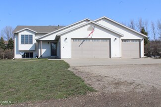 7420 Sentinel St, Bismarck, ND 58504