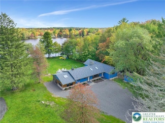 368 Stillwater Dr, Pocono Summit, PA 18346