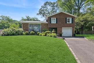 43 Harwood Dr E, Glen Cove, NY 11542