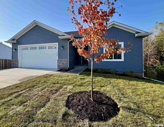 706 Sweet Wood Ln, Blue Grass, IA 52726