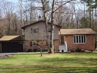 12 Walden Dr, Mountain Top, PA 18707
