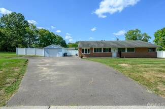 99 New Rd, Kendall Park, NJ 08824