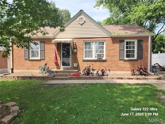 11 S Duchesne Dr, Florissant, MO 63031