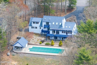 111 Sunset Ridge Dr, Hawley, PA 18428
