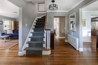 25 Plowgate Rd, Chestnut Hill, MA 02467