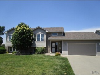 585 Fox Cir, Dakota Dunes, SD 57049