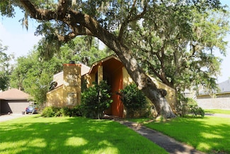 2236 River Oaks Dr, West Columbia, TX 77486