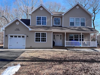 3 Westfield Rd, Coram, NY 11727