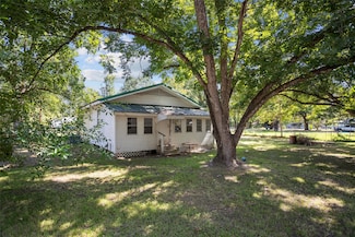 614 E Spruce St, Huntington, TX 75949