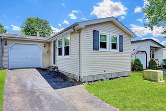 164 Village Cir W, Manorville, NY 11949