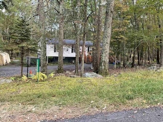 1208 Bluebird Ln, Bushkill, PA 18324