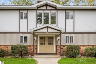 102C Village Place Dr, Roscommon, MI 48653