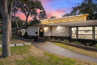 2900 W Jefferson Blvd, Dallas, TX 75211