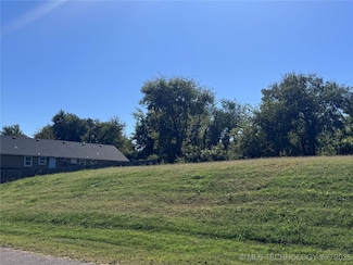 1030 N Hickory St, Ada, OK 74820