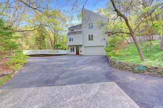 104 E Gate Rd, Port Jefferson, NY 11777