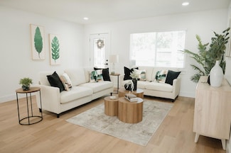 909 Lake Charles Cir, Lutz, FL 33548