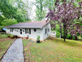 1652 Happy Acres Dr, Moneta, VA 24121
